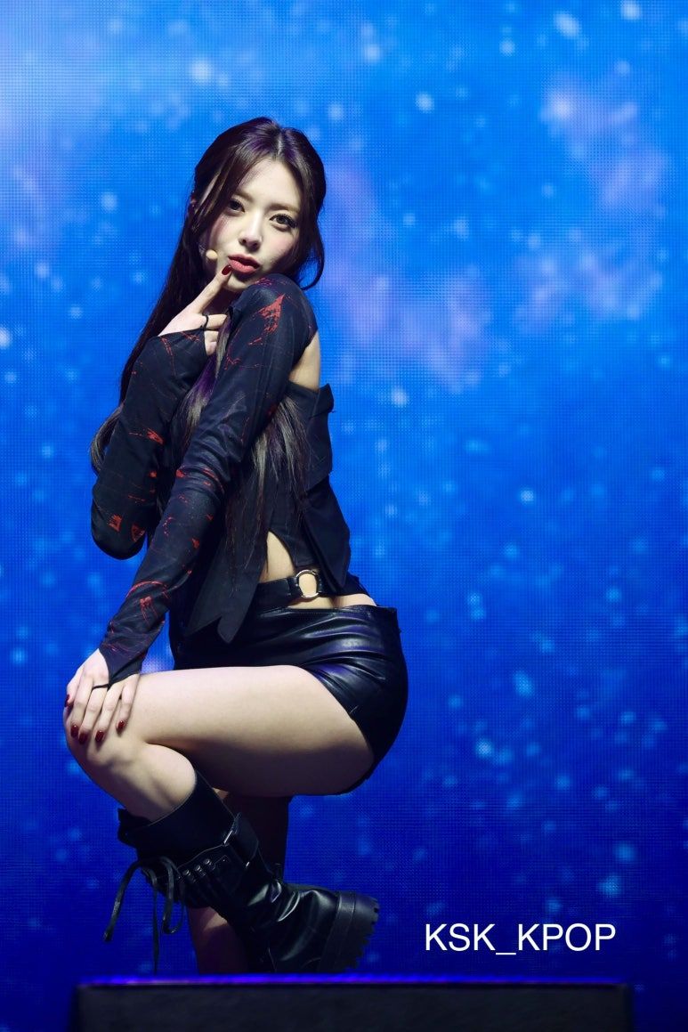 몸선이 야한 있지 유나 가죽착장 굴곡 몸매