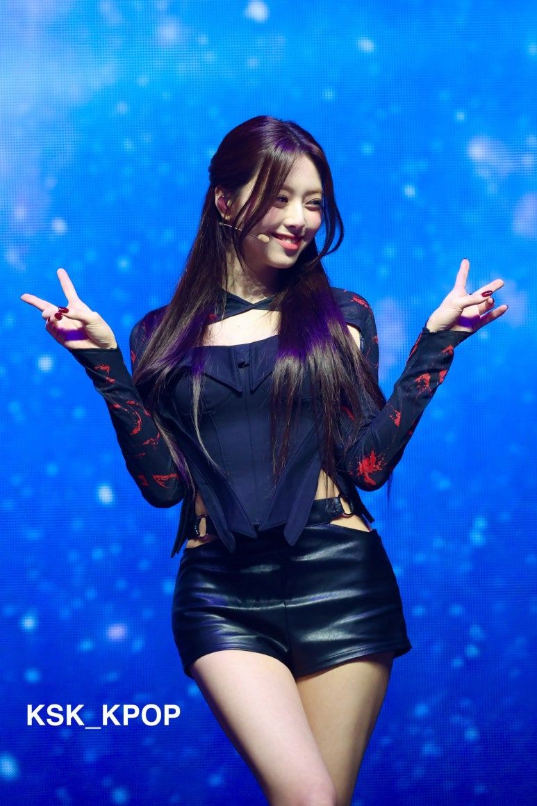 몸선이 야한 있지 유나 가죽착장 굴곡 몸매
