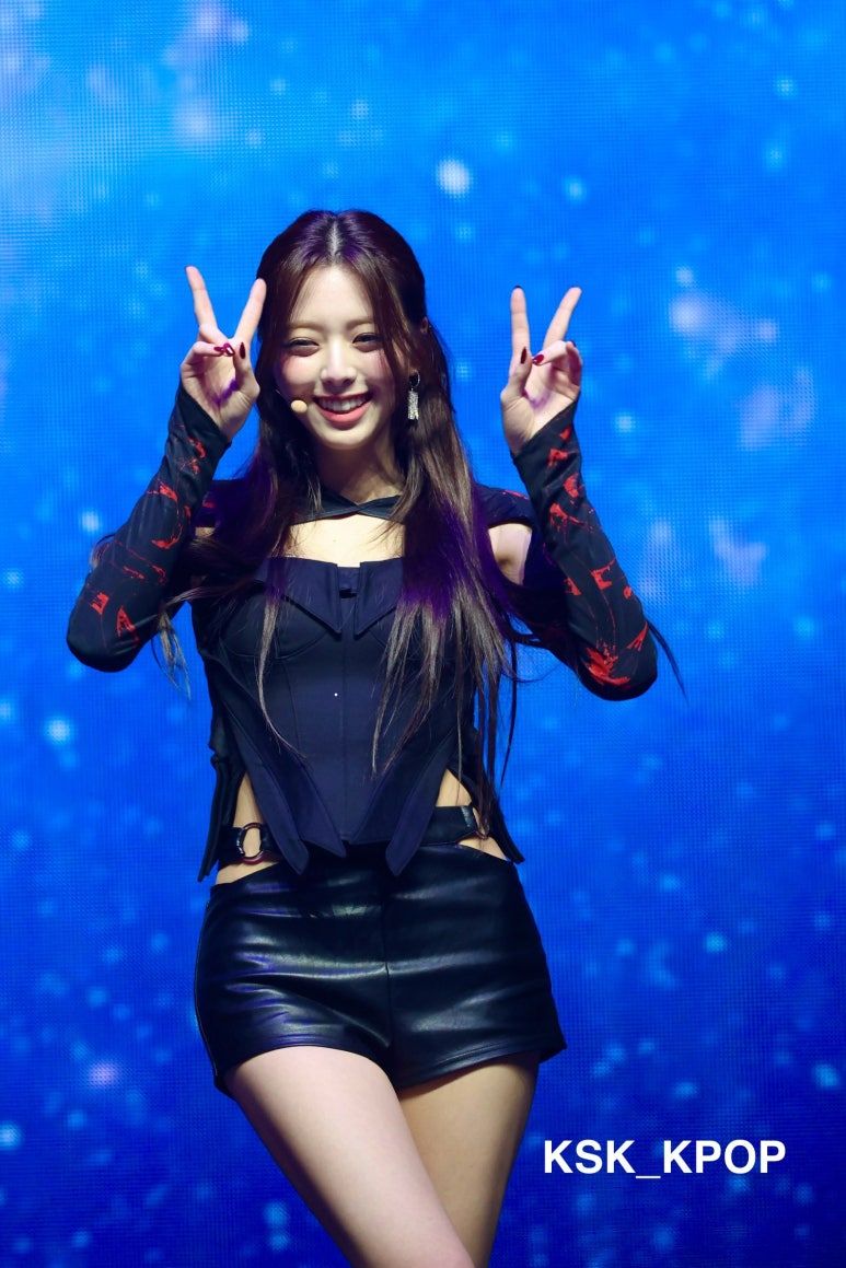몸선이 야한 있지 유나 가죽착장 굴곡 몸매