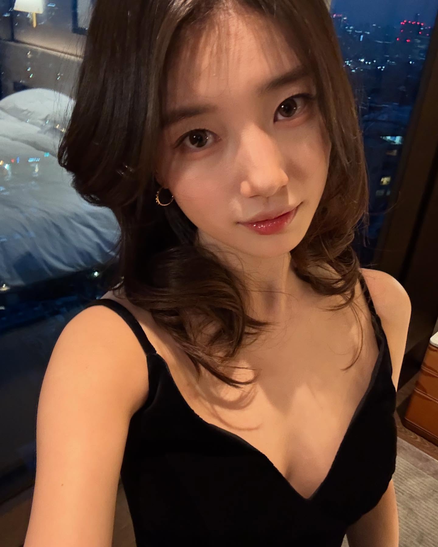 수지 깊게 파인 블랙벨벳 드레스 시원한 가슴골 - 인스타