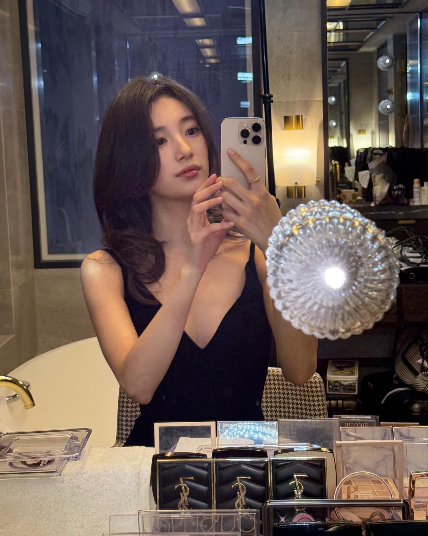 수지 깊게 파인 블랙벨벳 드레스 시원한 가슴골 - 인스타