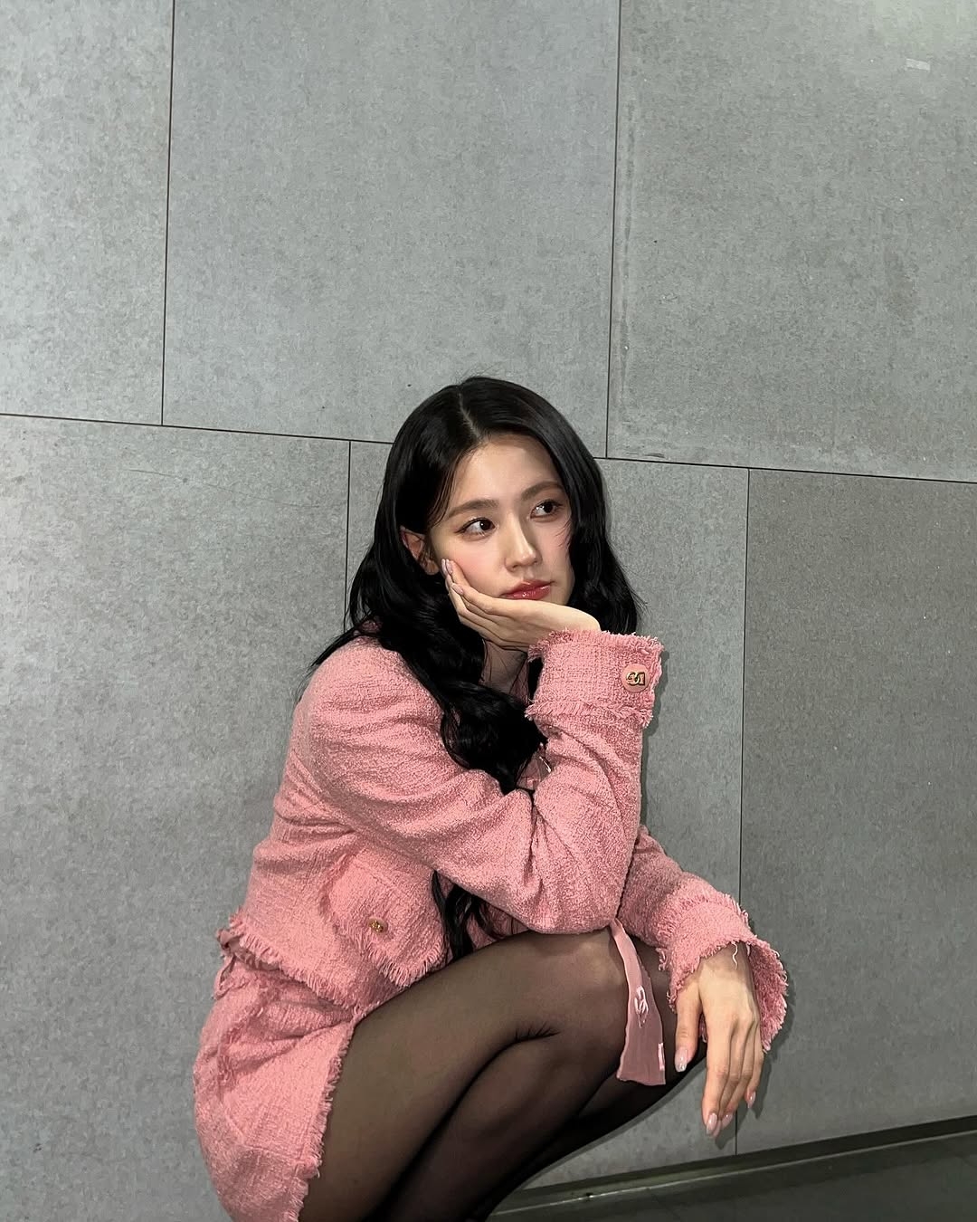 핑크 여성정장 입고 쪼그려앉은 아이들 미연 검스 허벅지 각선미