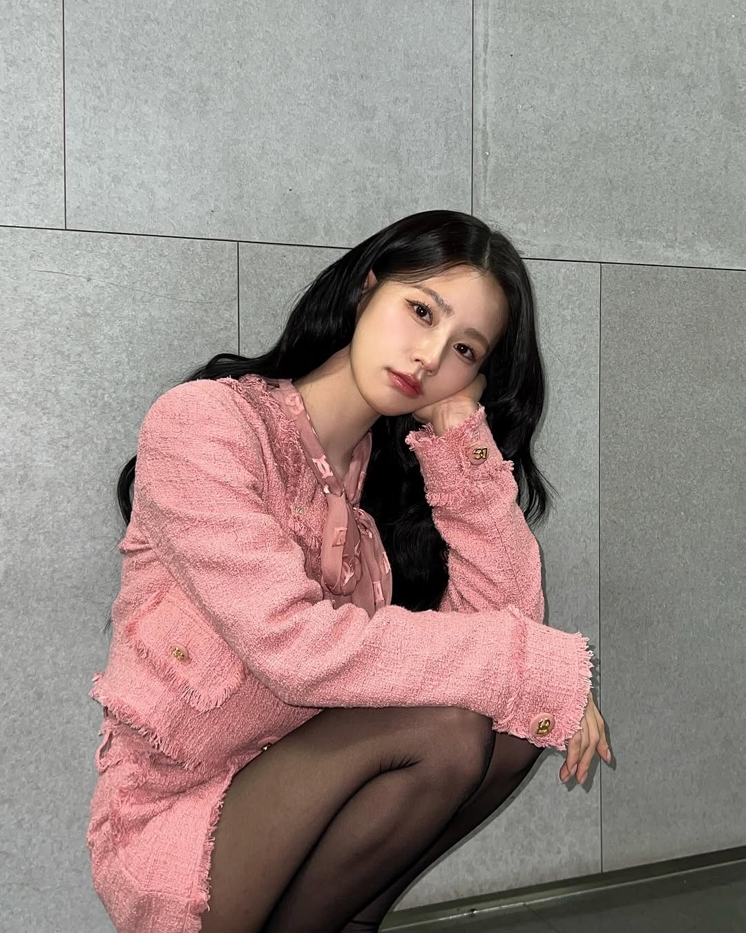 핑크 여성정장 입고 쪼그려앉은 아이들 미연 검스 허벅지 각선미