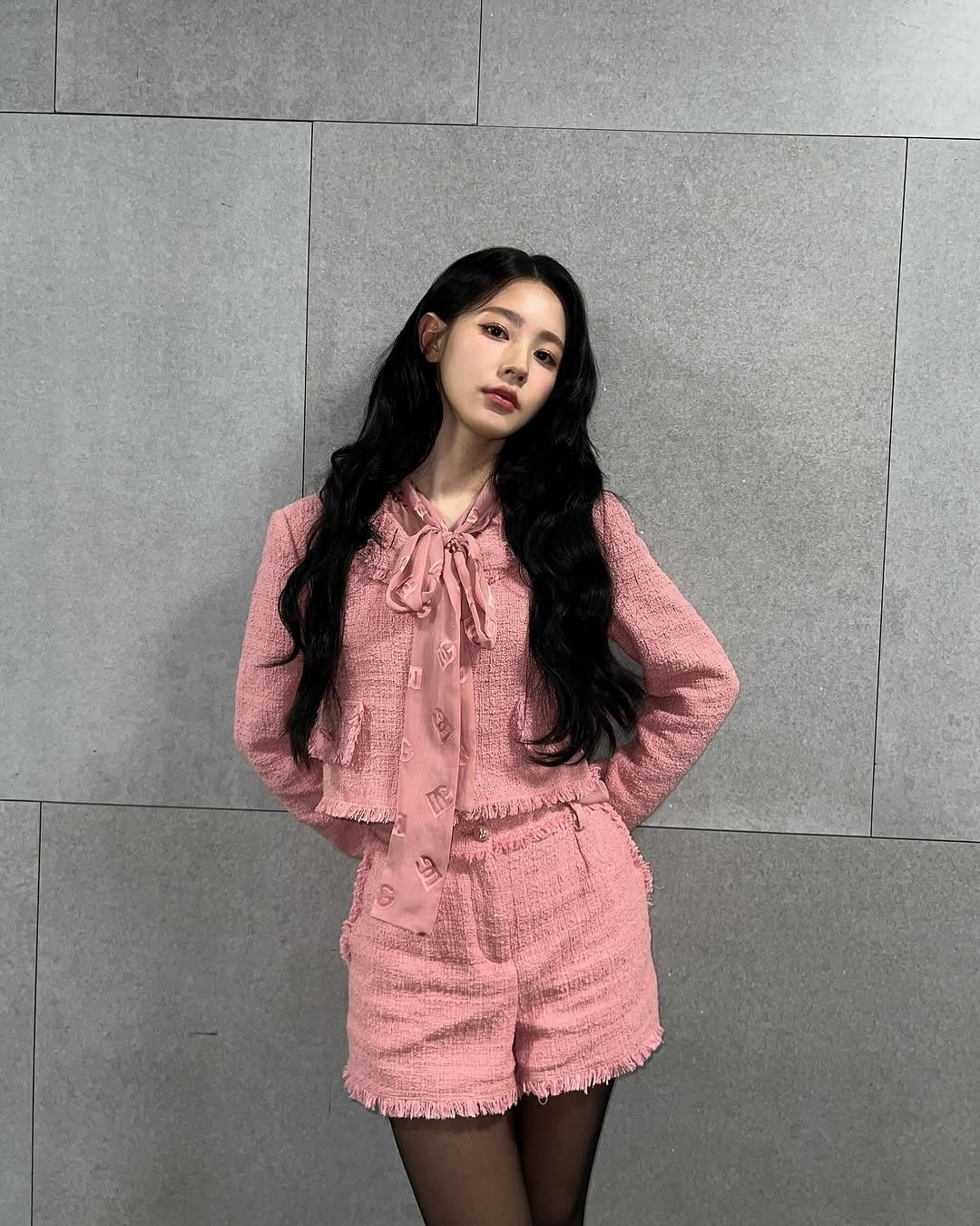 핑크 여성정장 입고 쪼그려앉은 아이들 미연 검스 허벅지 각선미