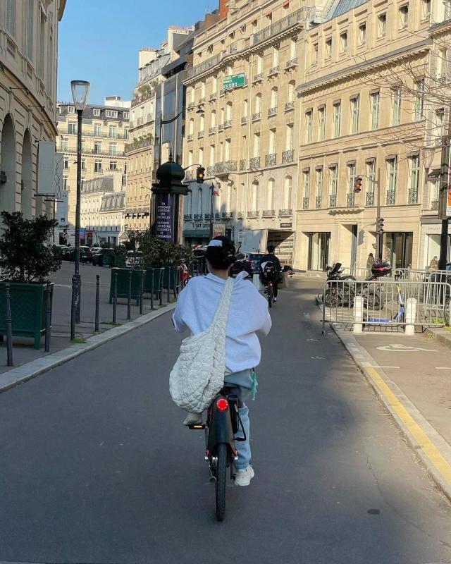 이젠 기본템이 된 블랙핑크 제니 코스 가방 비하인드