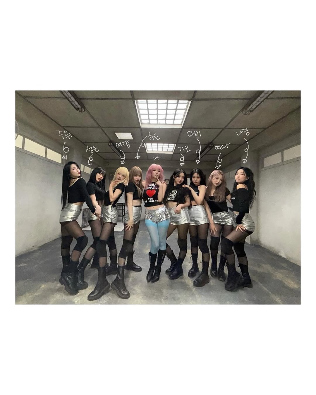 퇴폐미 넘치는 슬기...하늘색 + 흰 레이스 스타킹 밴드 야벅지