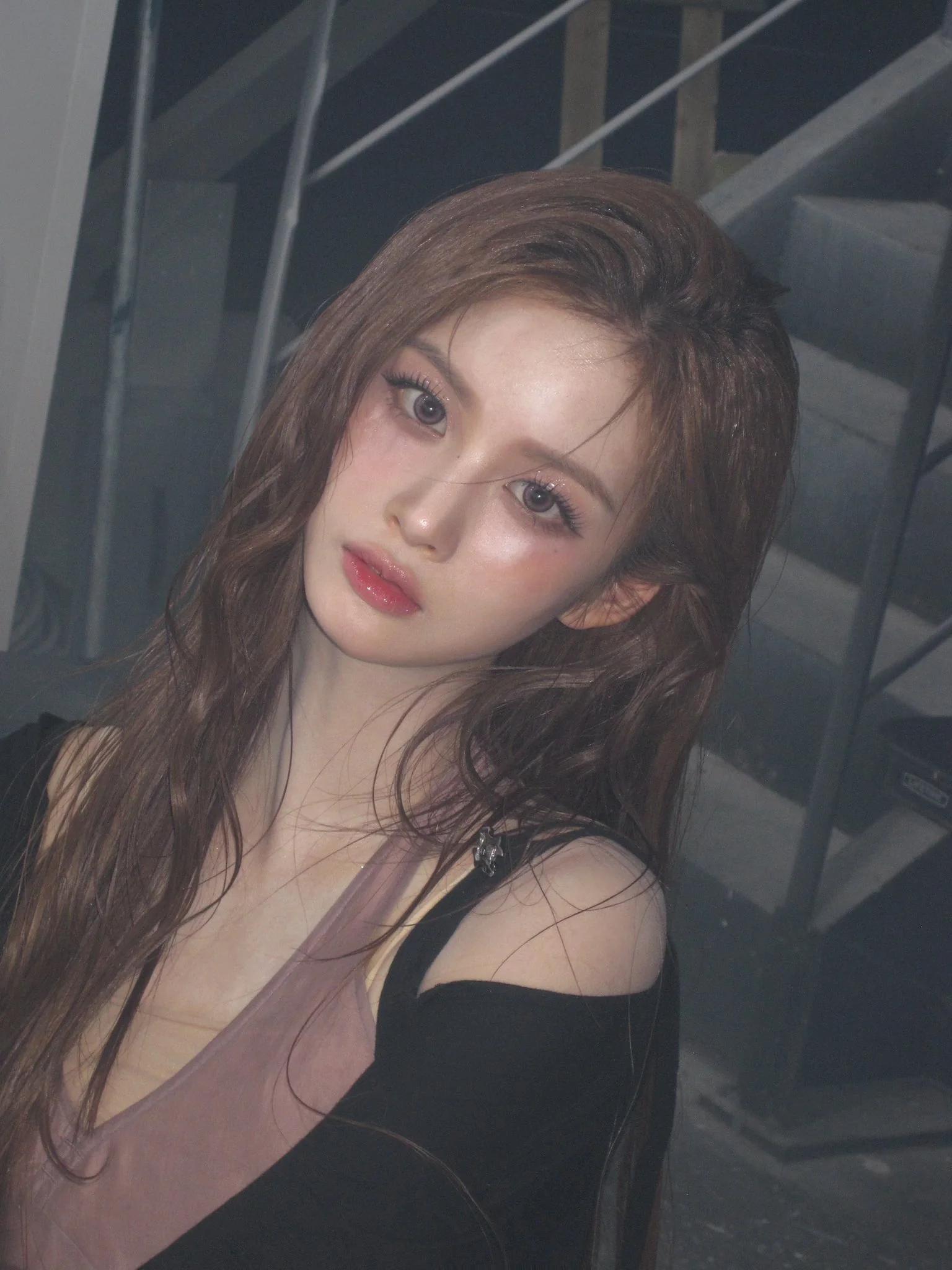 보라색 슬립 원피스 엔믹스 설윤 기럭지 몸매와 미친 미모