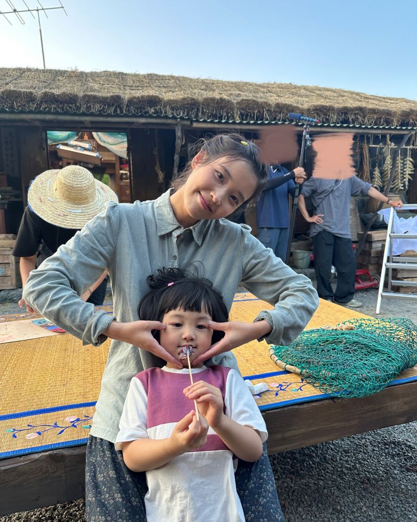 폭싹 속았수다 아이유(with.아역배우 신채린)
