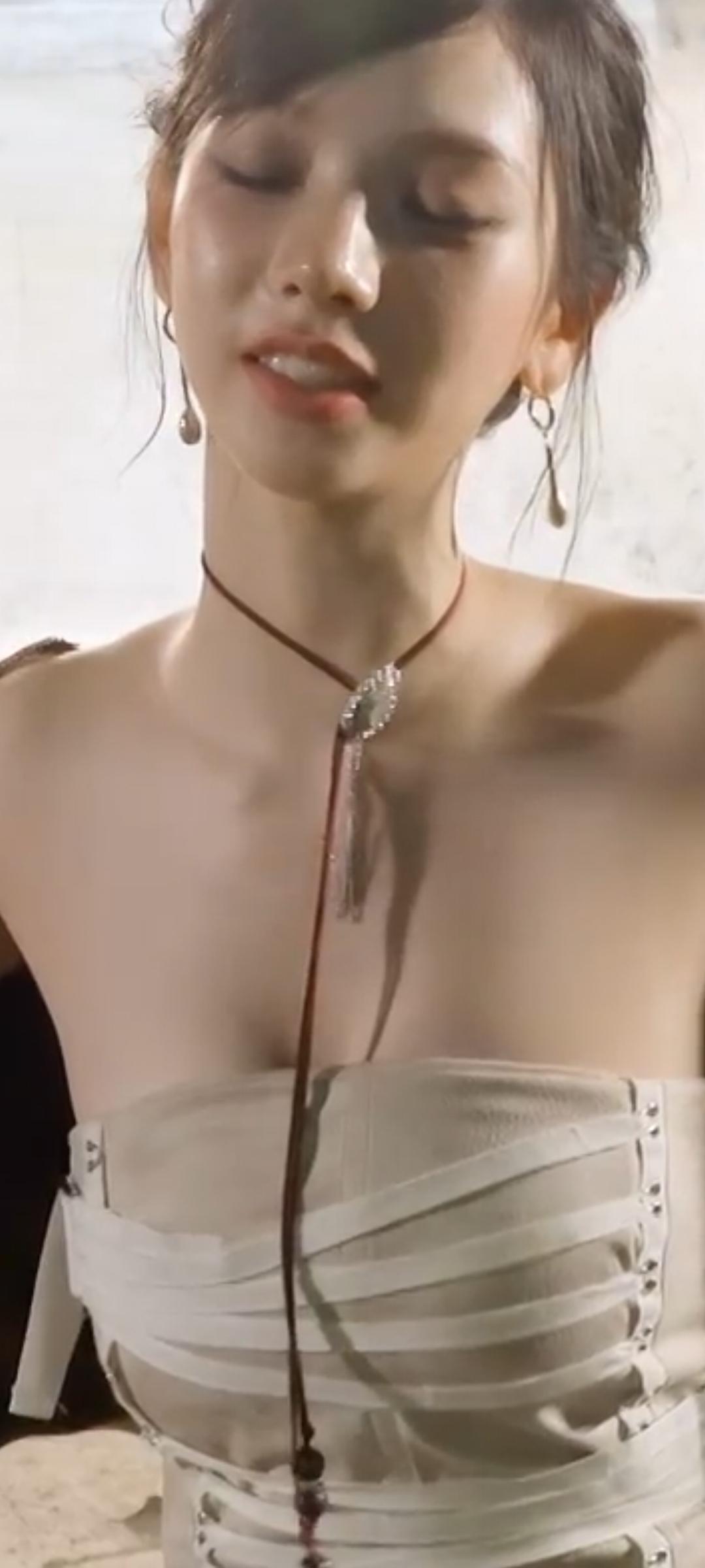 밝기 조절해서 다시 보는 오프숄더 카리나...(판단은 각자 알아서)