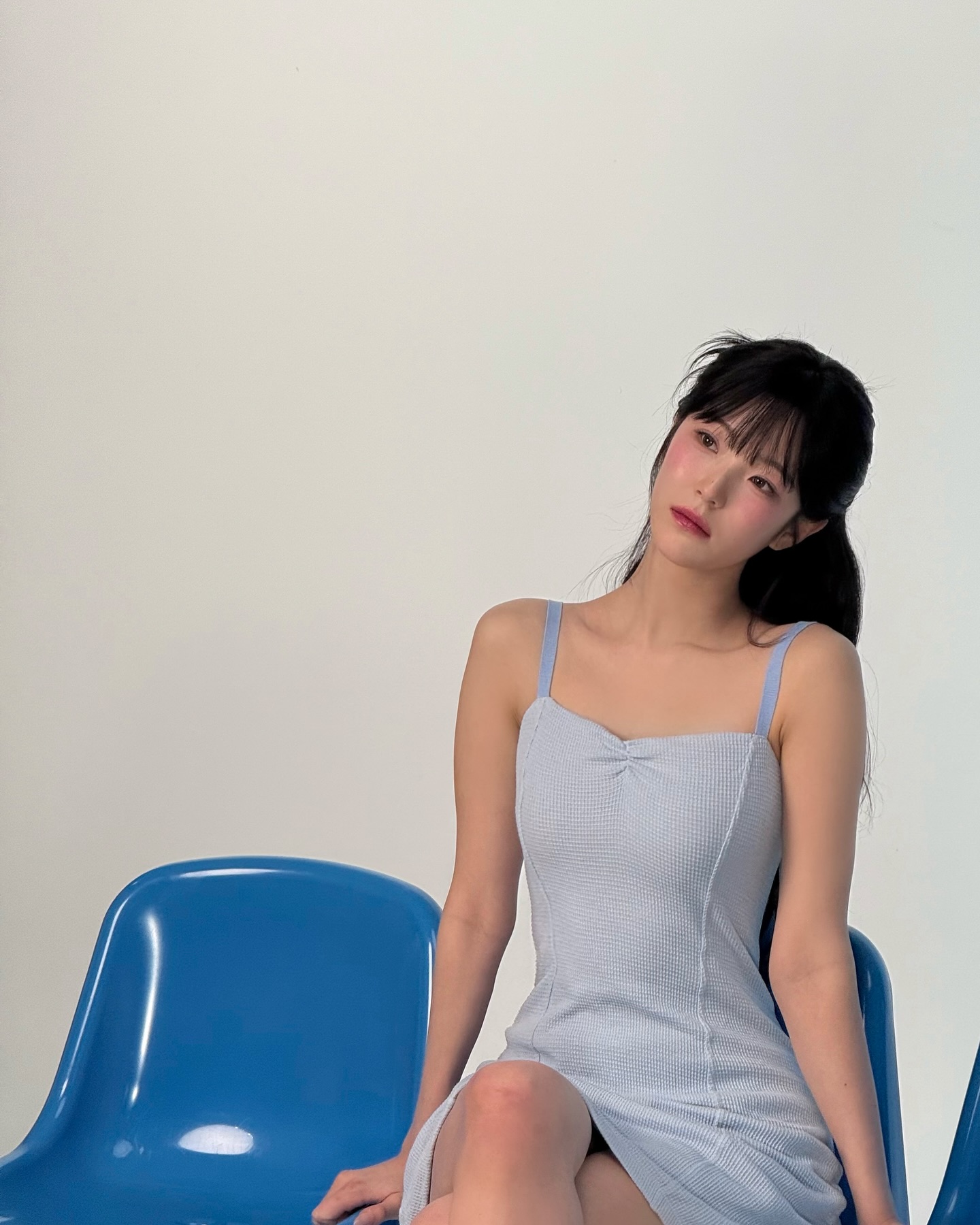 시원한 하늘색 원피스 상큼한 겨드랑이 프로미스나인 백지헌