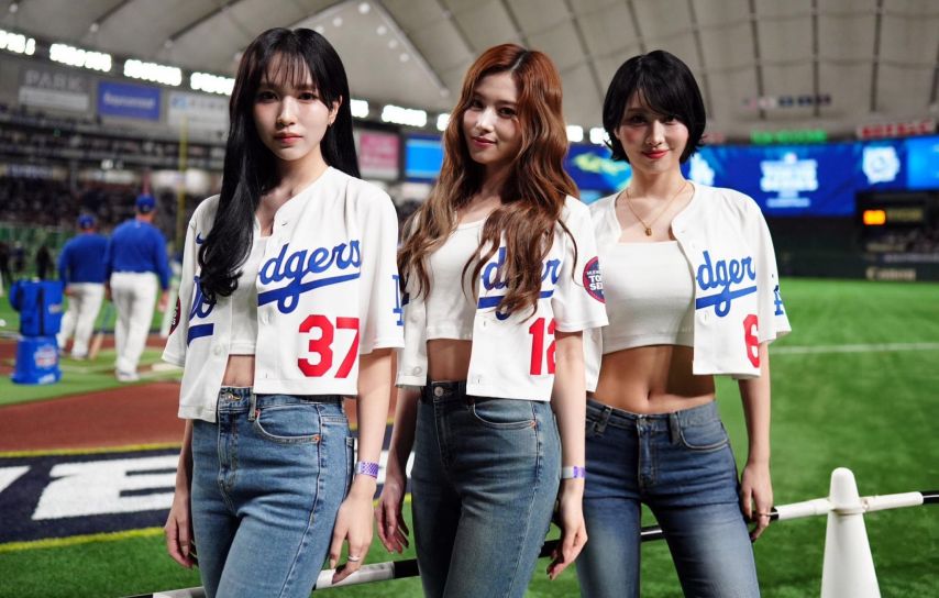 250316 일본 도쿄돔 시구 미나 사나 모모(트와이스)