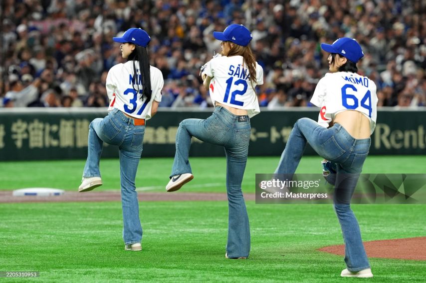 250316 일본 도쿄돔 시구 미나 사나 모모(트와이스)