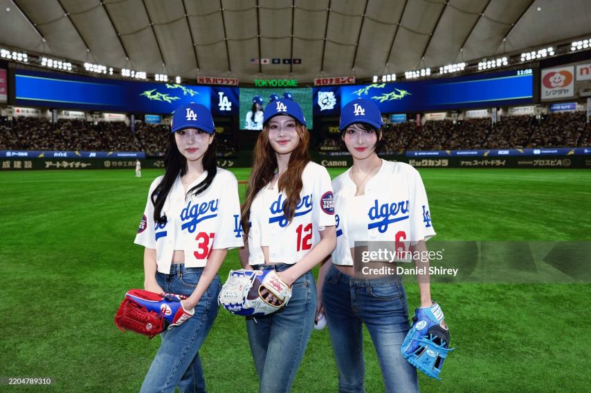 250316 일본 도쿄돔 시구 미나 사나 모모(트와이스)