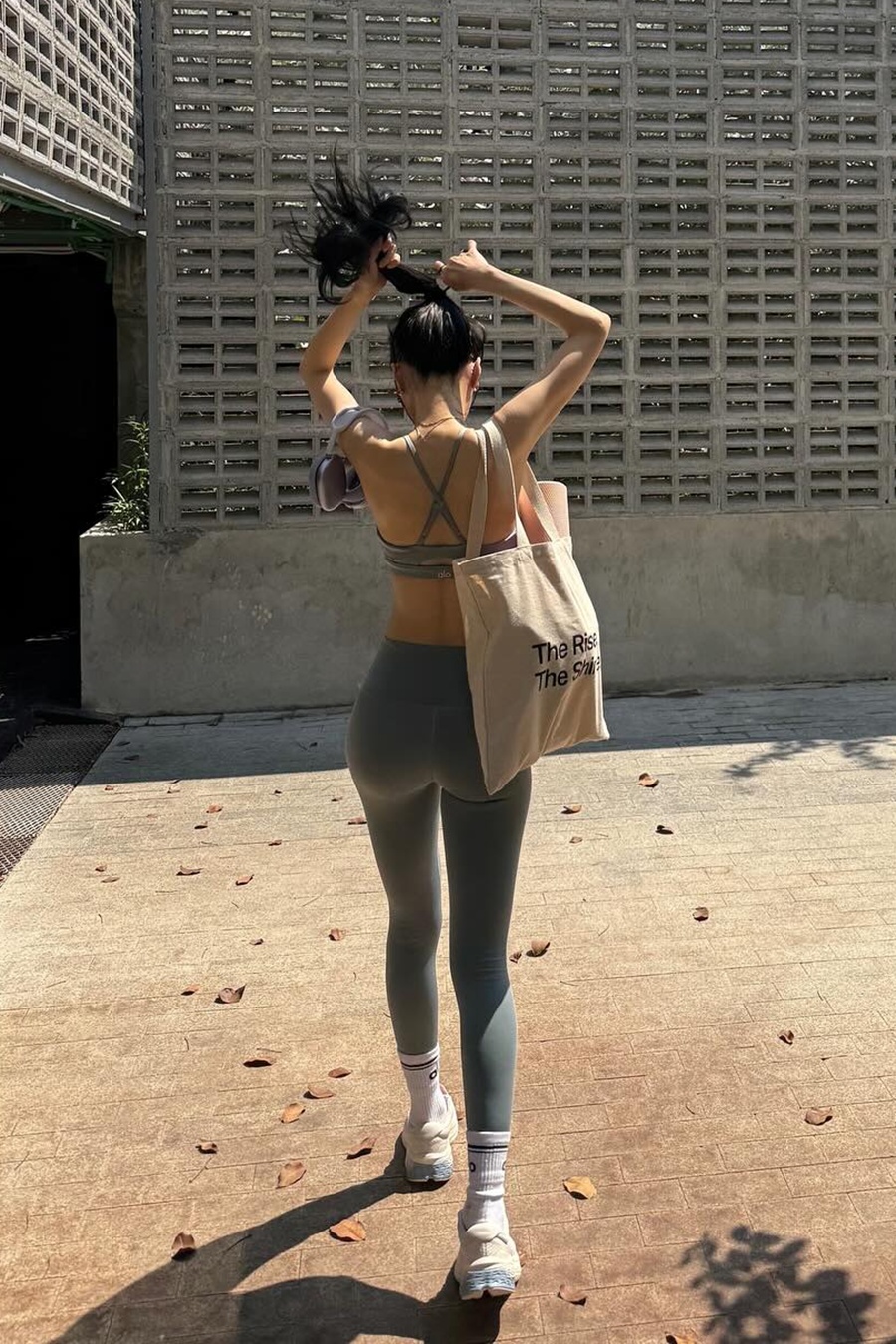 수영장에서 과감한 검정 끈비키니 입은 손나은 늘씬한 몸매