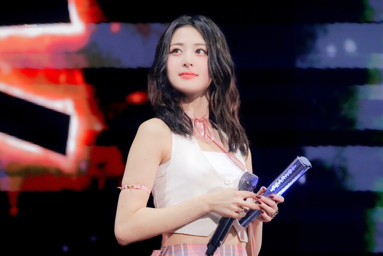 르세라핌 윤진