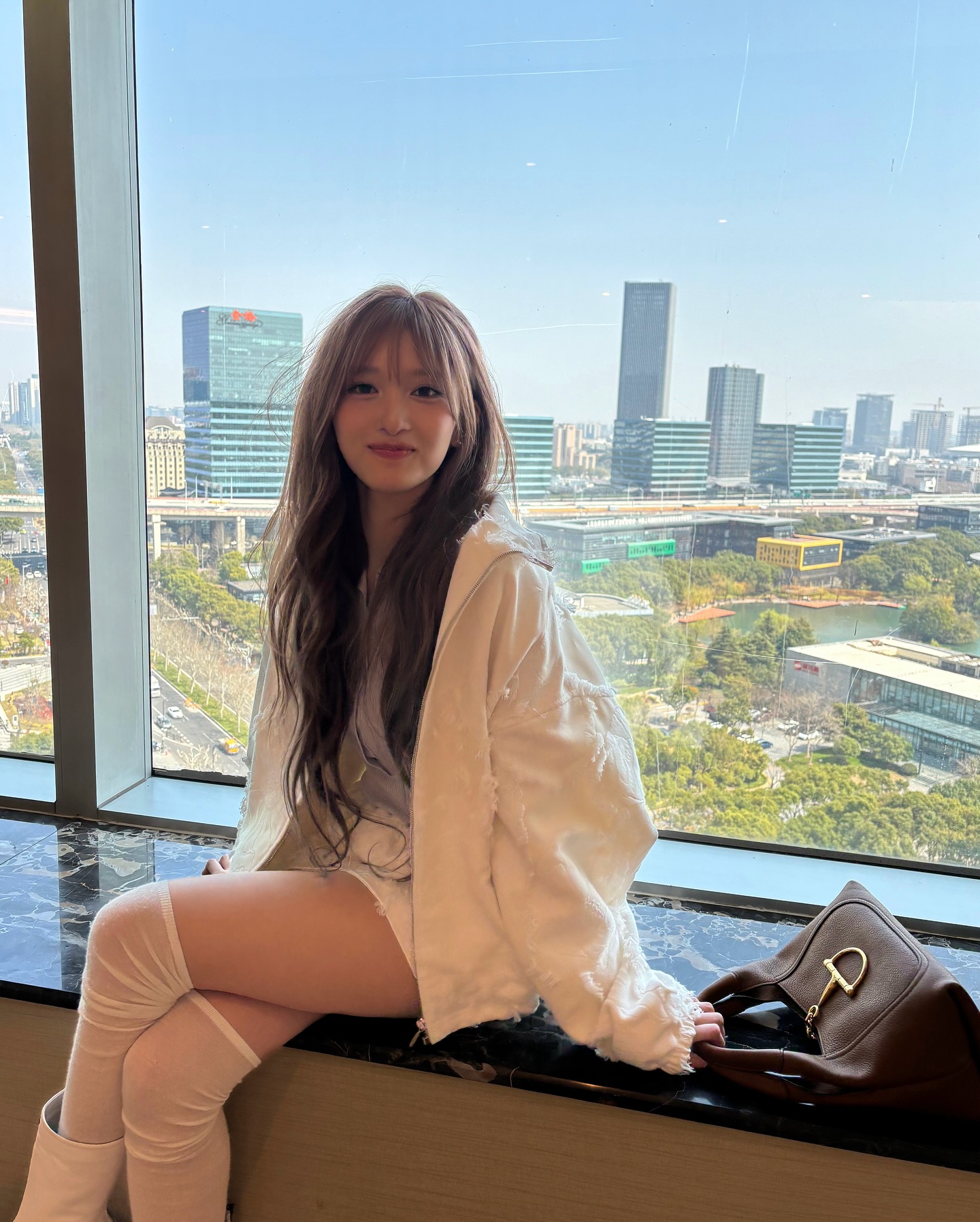 창 난간에 걸터앉은 아이브 이서...흰 니삭스 다리 꼰 허벅지