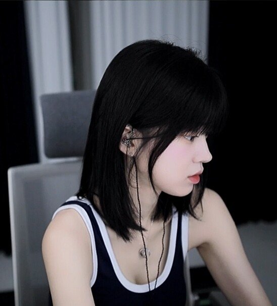 머리 넘기는 나시 문월