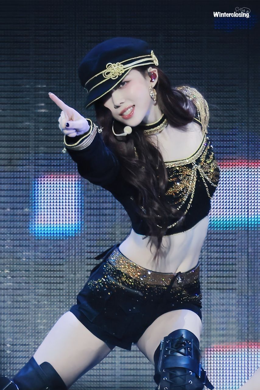 다리꼬는 에스파 윈터 콘서트장 섹시 모먼트