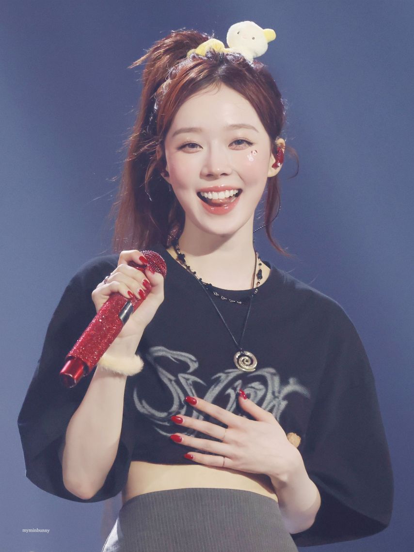 다리꼬는 에스파 윈터 콘서트장 섹시 모먼트