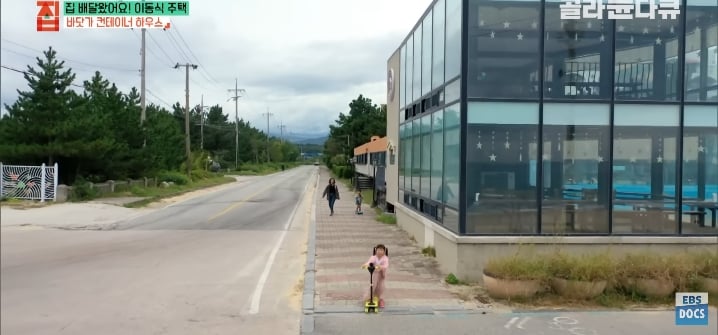 젊은 부부가 컨테이너로 지어서 살고있는 집