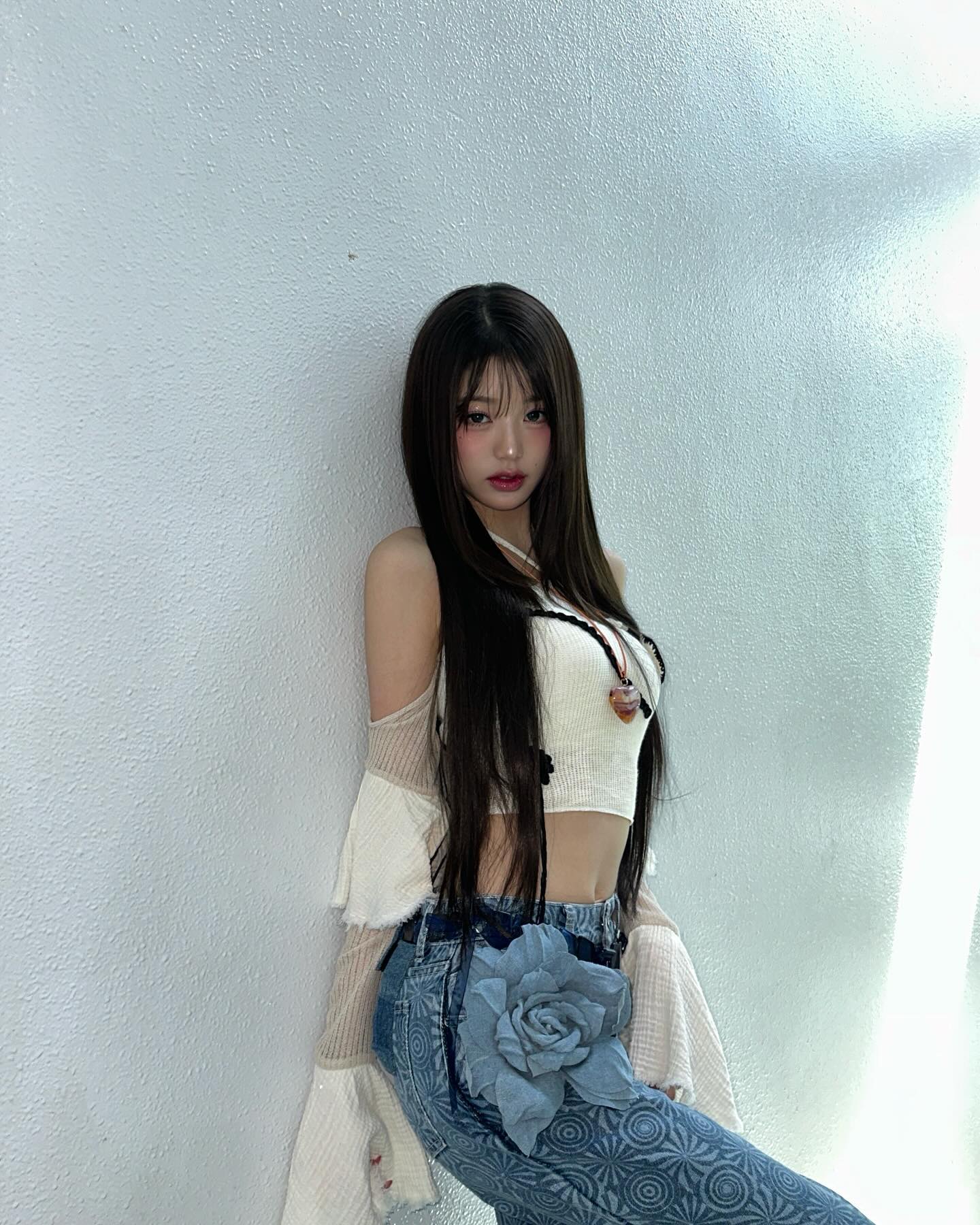 화이트 골지 홀터넥 한쪽 팔을 든 장원영 겨드랑이 개미허리 배꼽
