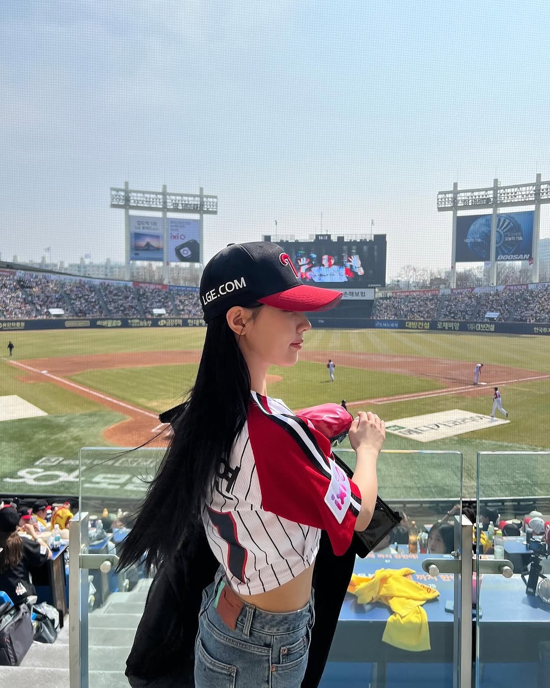 LG 구장에 시구하러 간 아이들 미연...크롬 유니폼 기립근 배꼽