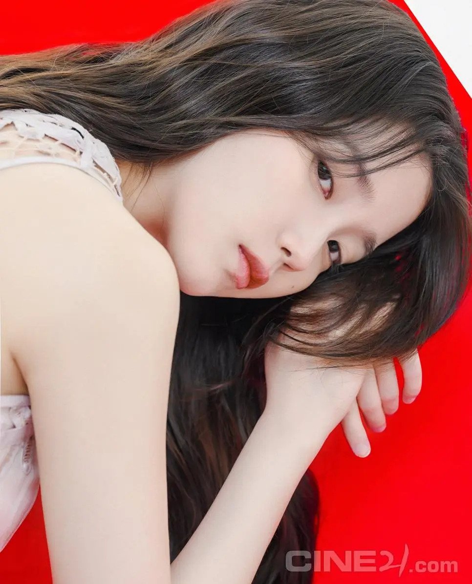 아이유 씨네21 화보