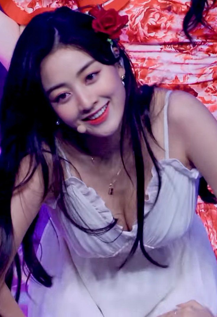 트와이스 올 화이트 의상 가슴골 파티