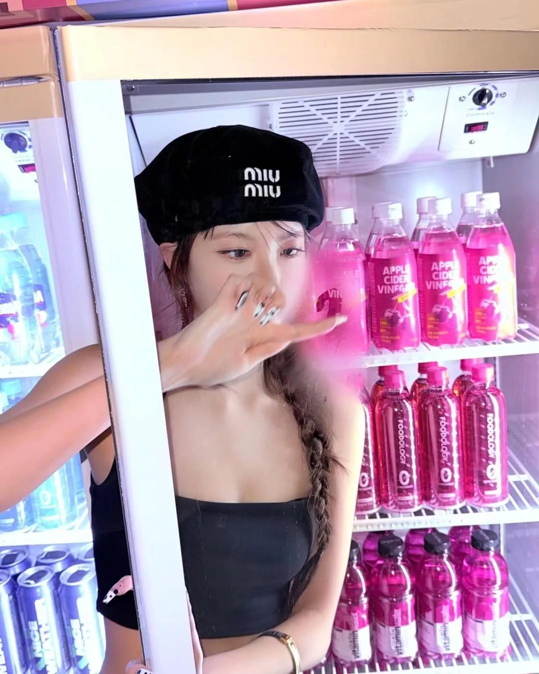 안무연습 중인 르세라핌 홍은채 민소매 검정 브라끈 쌩얼 미모