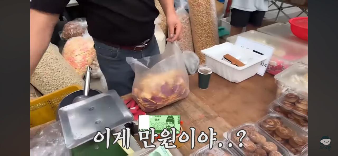 영덕시장 과자가게 무전취식하는 할머니