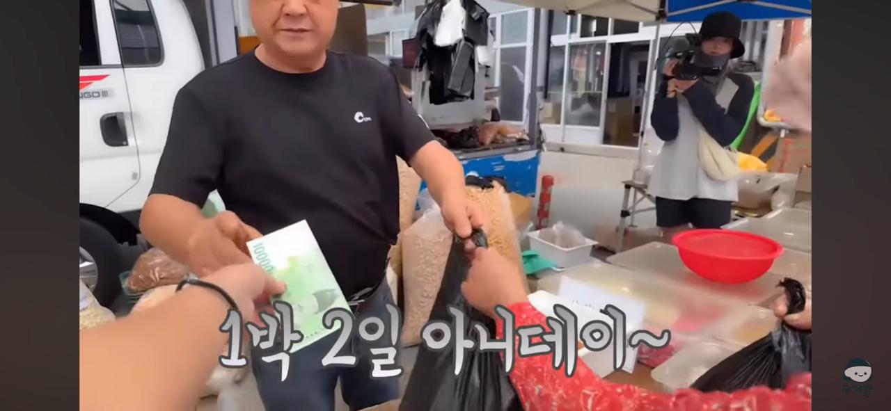 영덕시장 과자가게 무전취식하는 할머니
