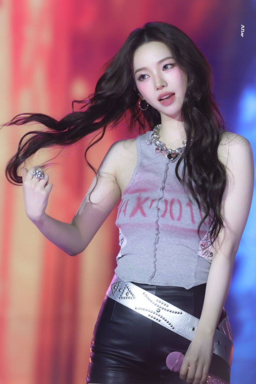 에스파 카리나 특이하고  섹시한 무늬 스타킹