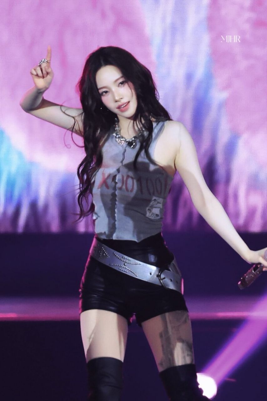에스파 카리나 특이하고  섹시한 무늬 스타킹