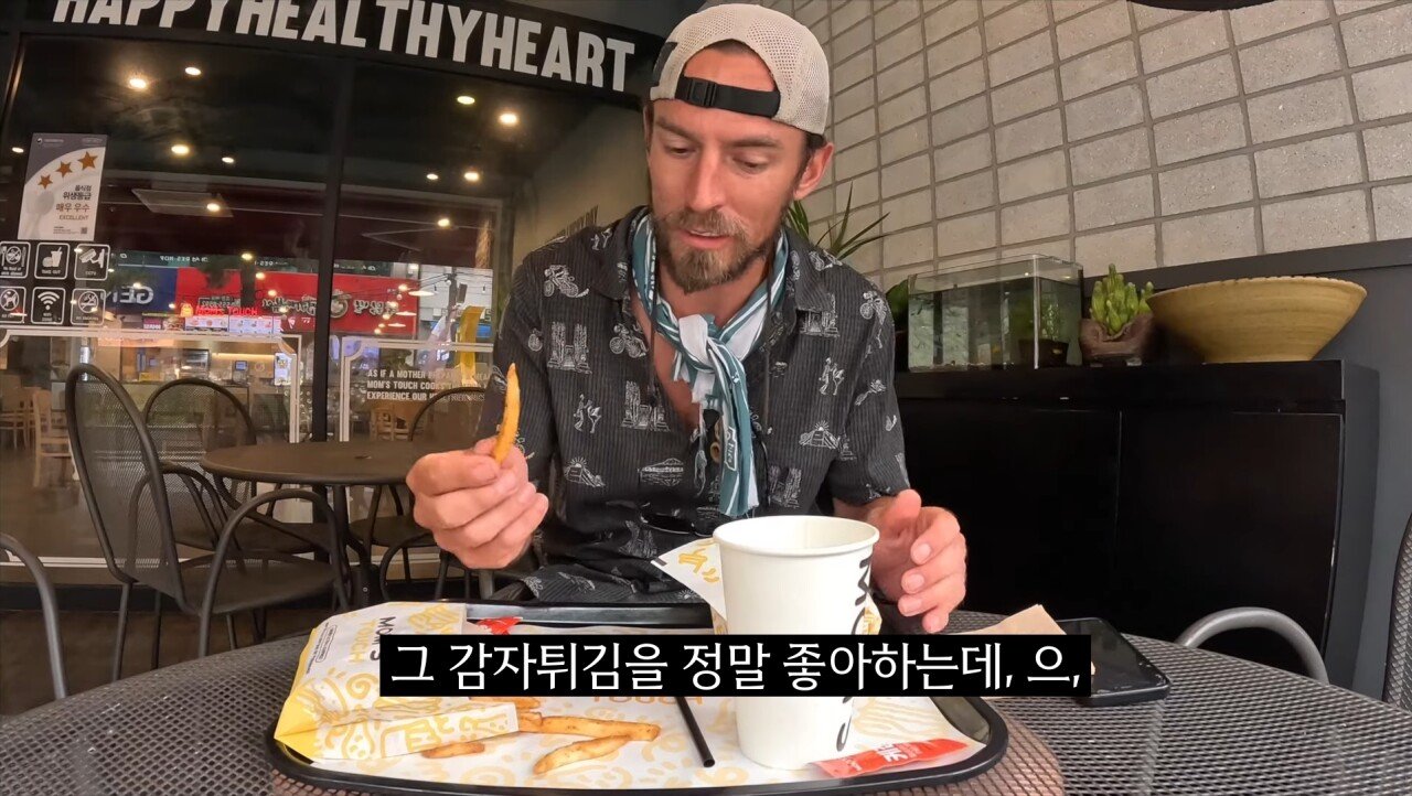 한국의 치킨 샌드위치를 극찬하는 미국인 유튜버