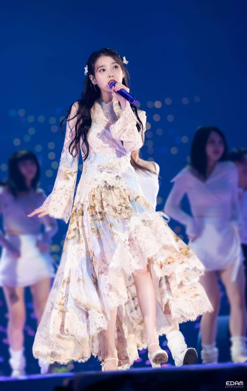 배경이 영화같은 아이유 콘서트 고화질