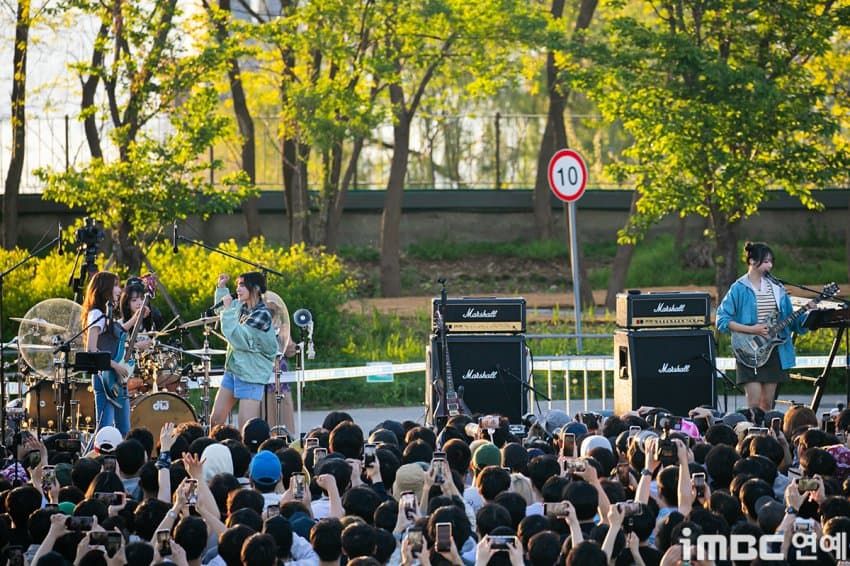 QWER 노들섬 기사 사진