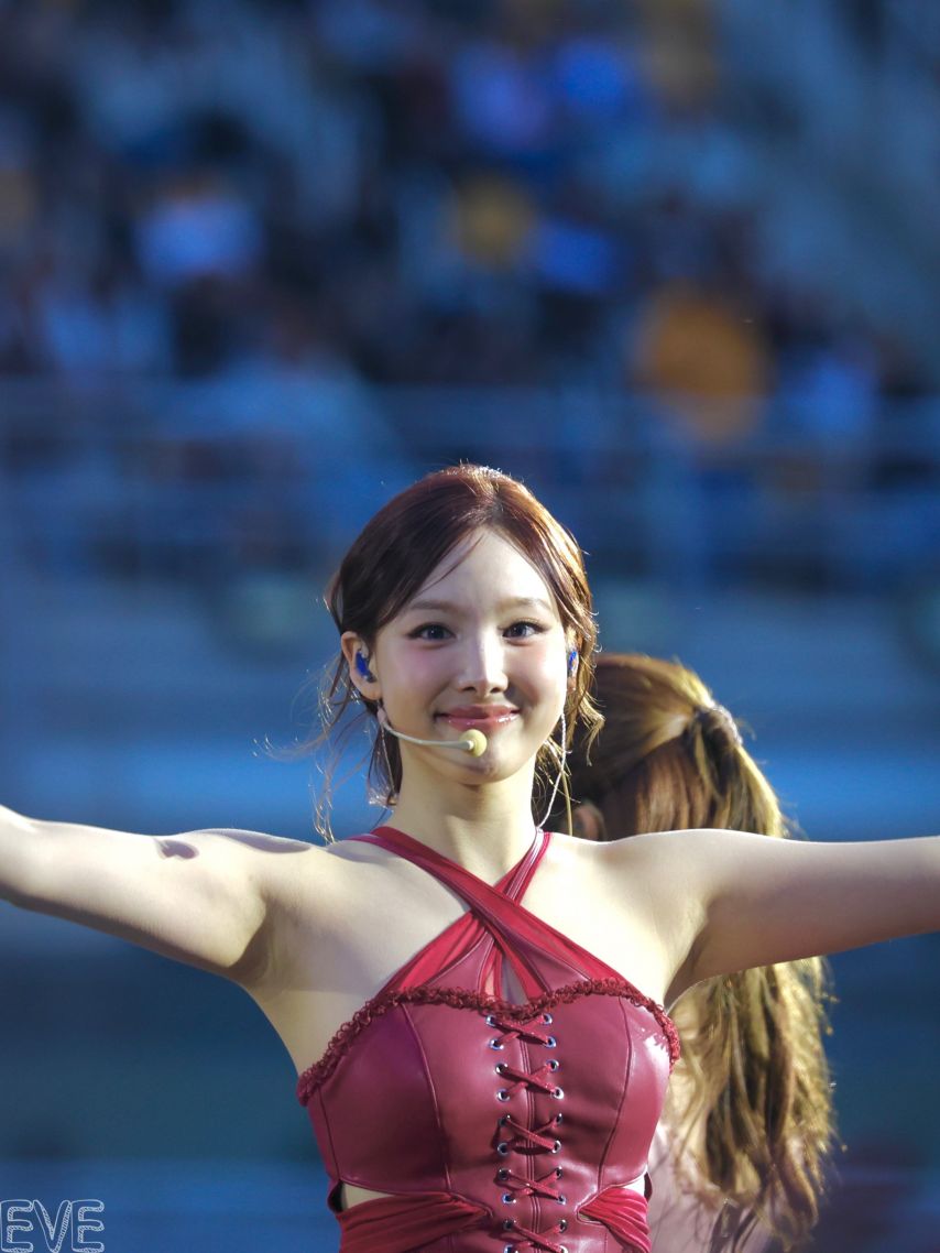 머리 위로 하트하는 빨간 트와이스 나연.jpg