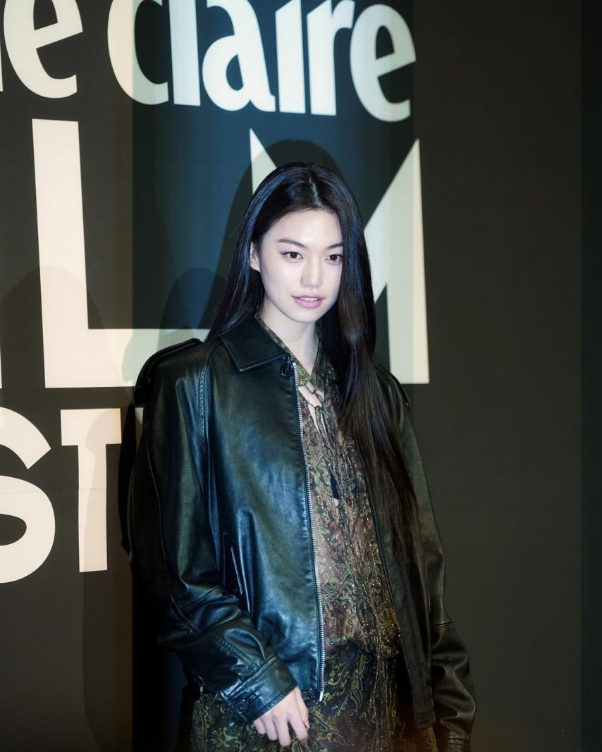 까만 브라가 훤히 비치는 시스루의상 김도연