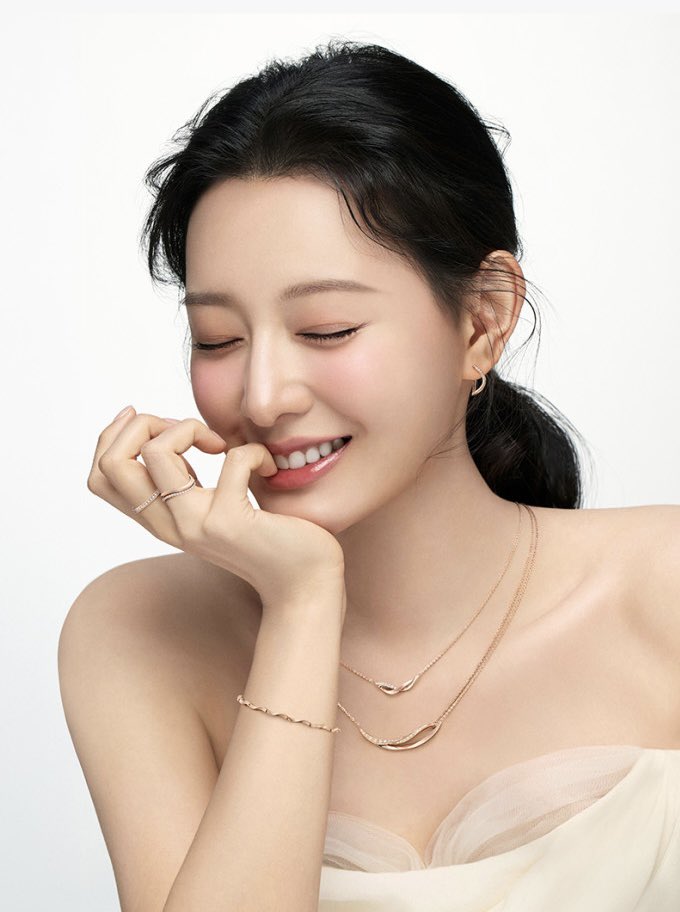 김지원 스톤헨지 새 화보.jpg