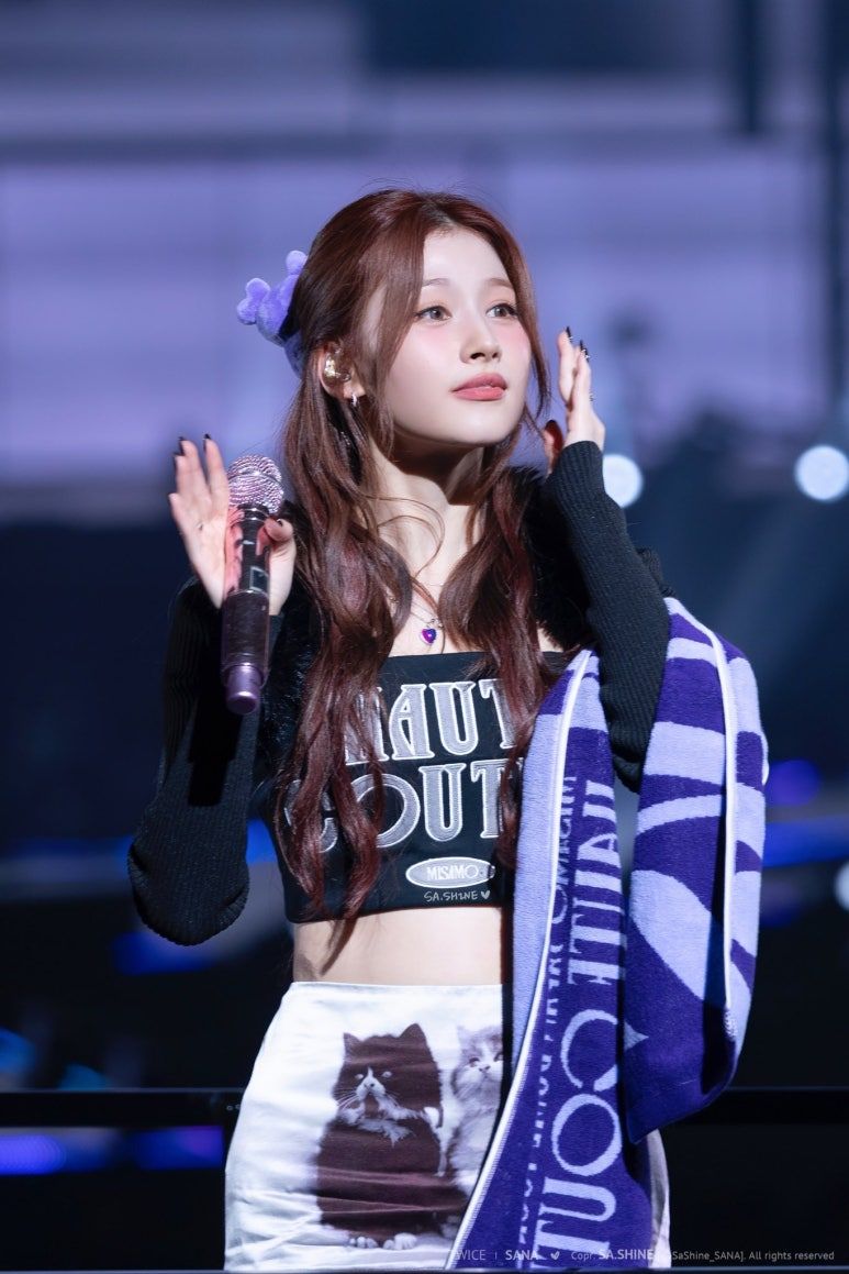 일어설때 속바지 보이는 한뼘치마 각선미 트와이스 사나