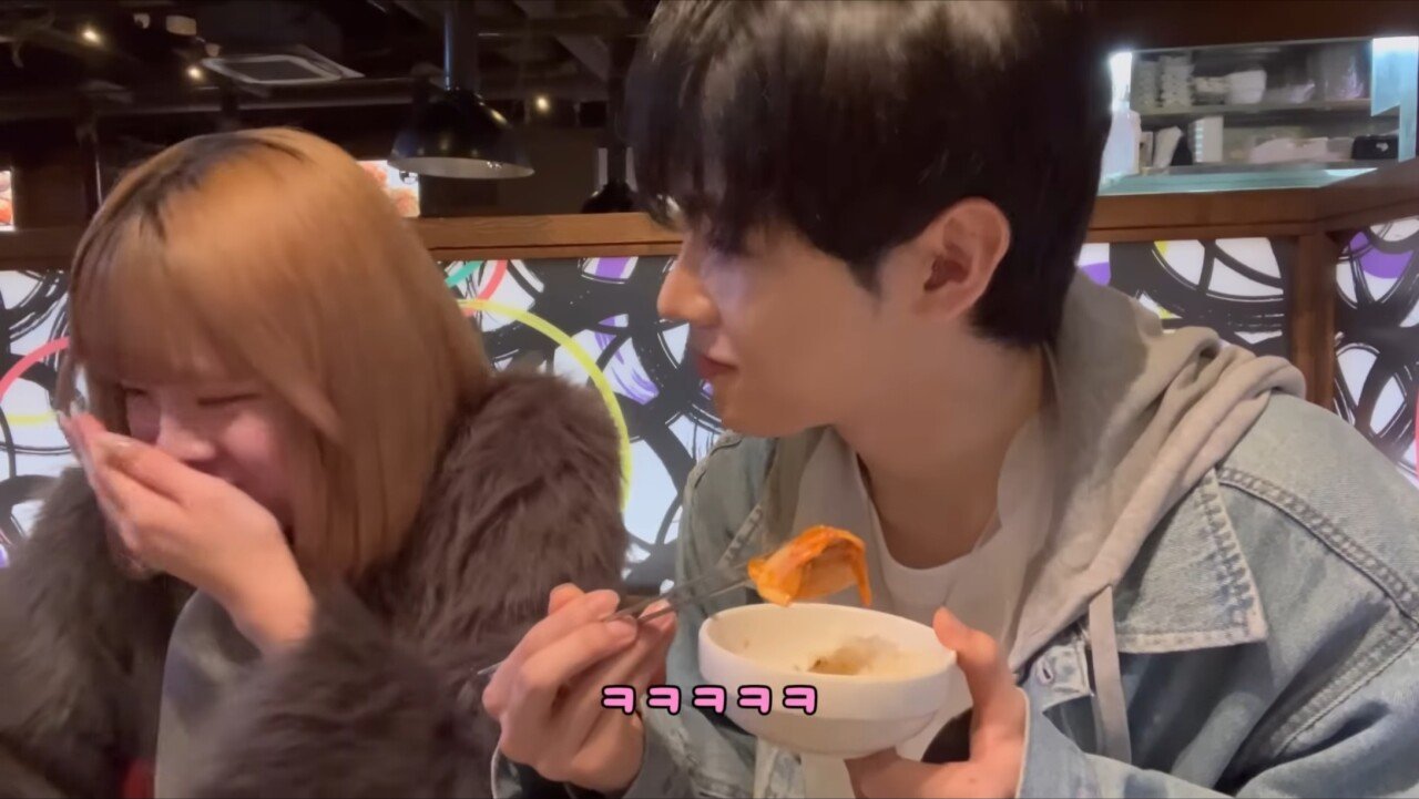 자꾸 이유없이 웃는 일본녀