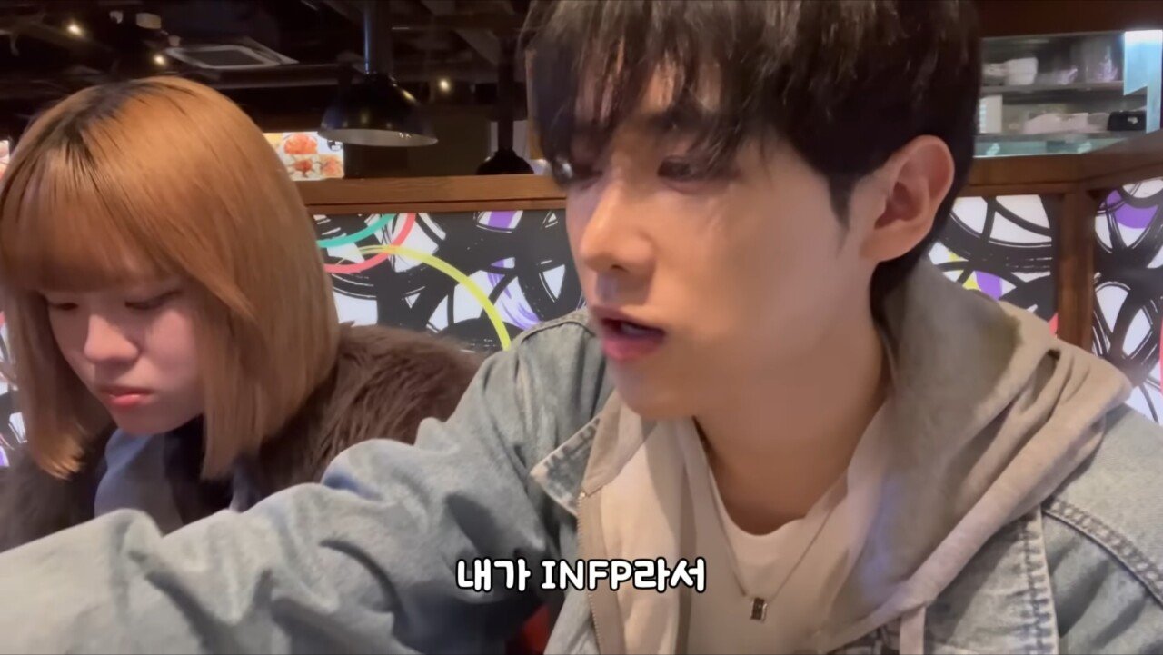 자꾸 이유없이 웃는 일본녀