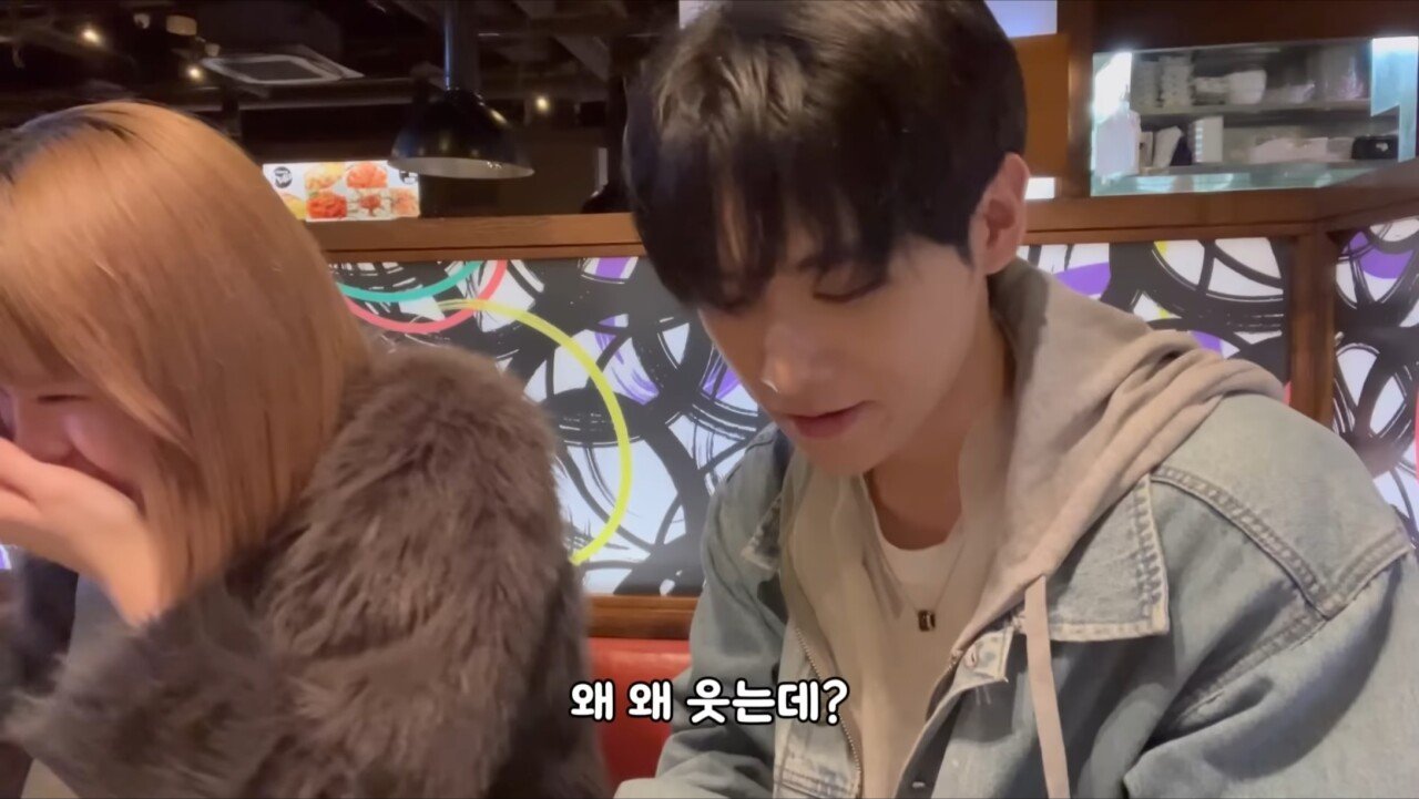 자꾸 이유없이 웃는 일본녀..