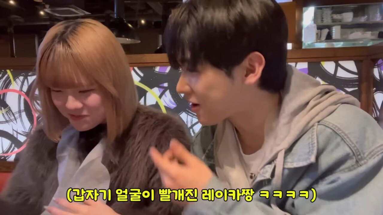 자꾸 이유없이 웃는 일본녀..