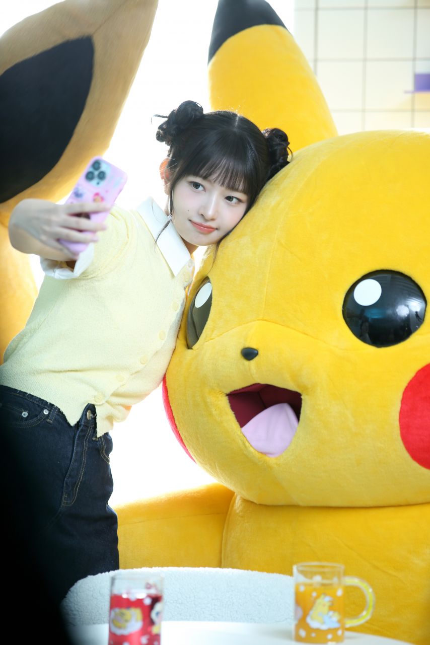 아이브 안유진, 레이 X ‘포켓몬 카드 게임 Pocket’ 광고 촬영 현장 비하인드