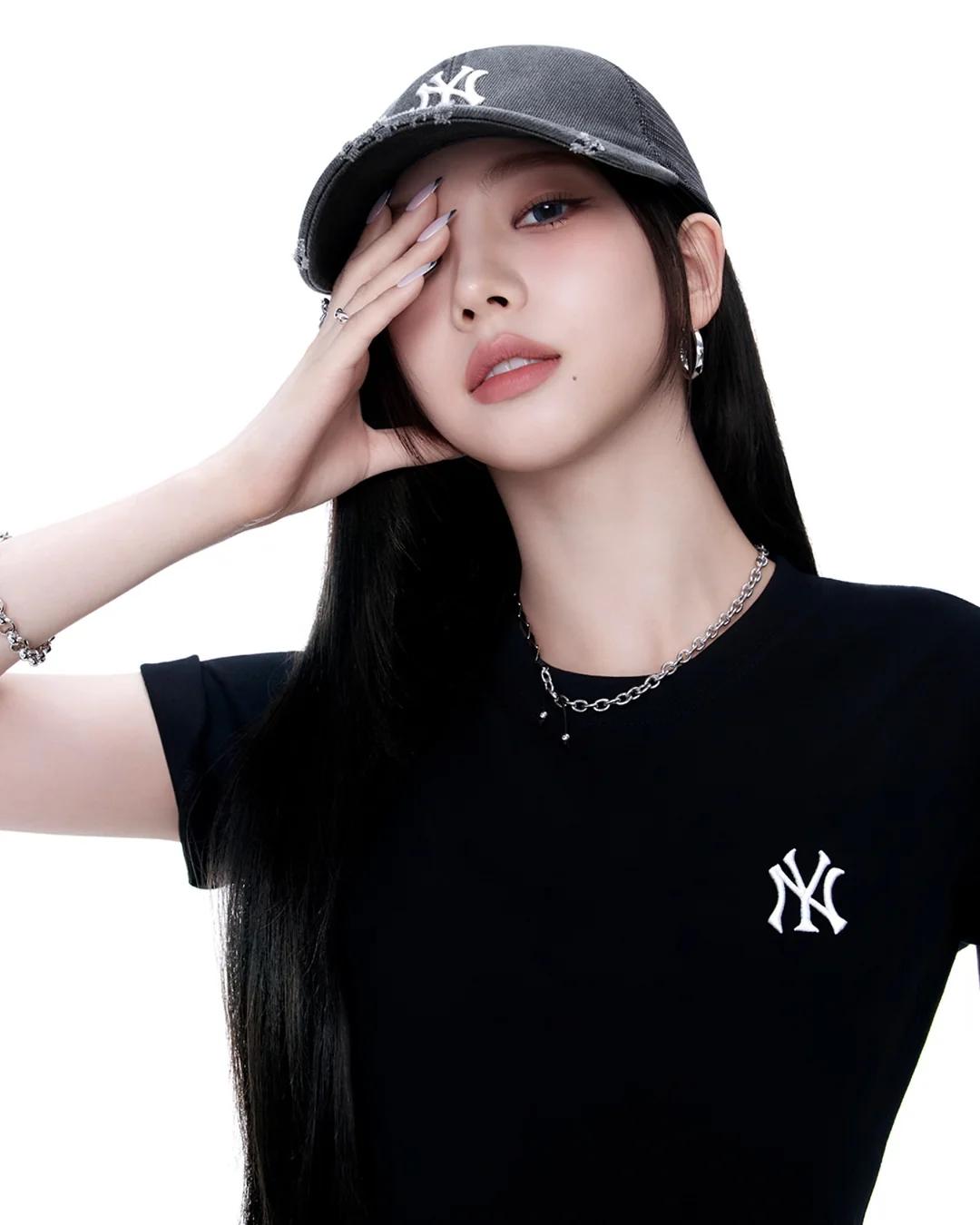 시원한 MLB 검정 탱크탑 라인이 좋은 에스파 카리나