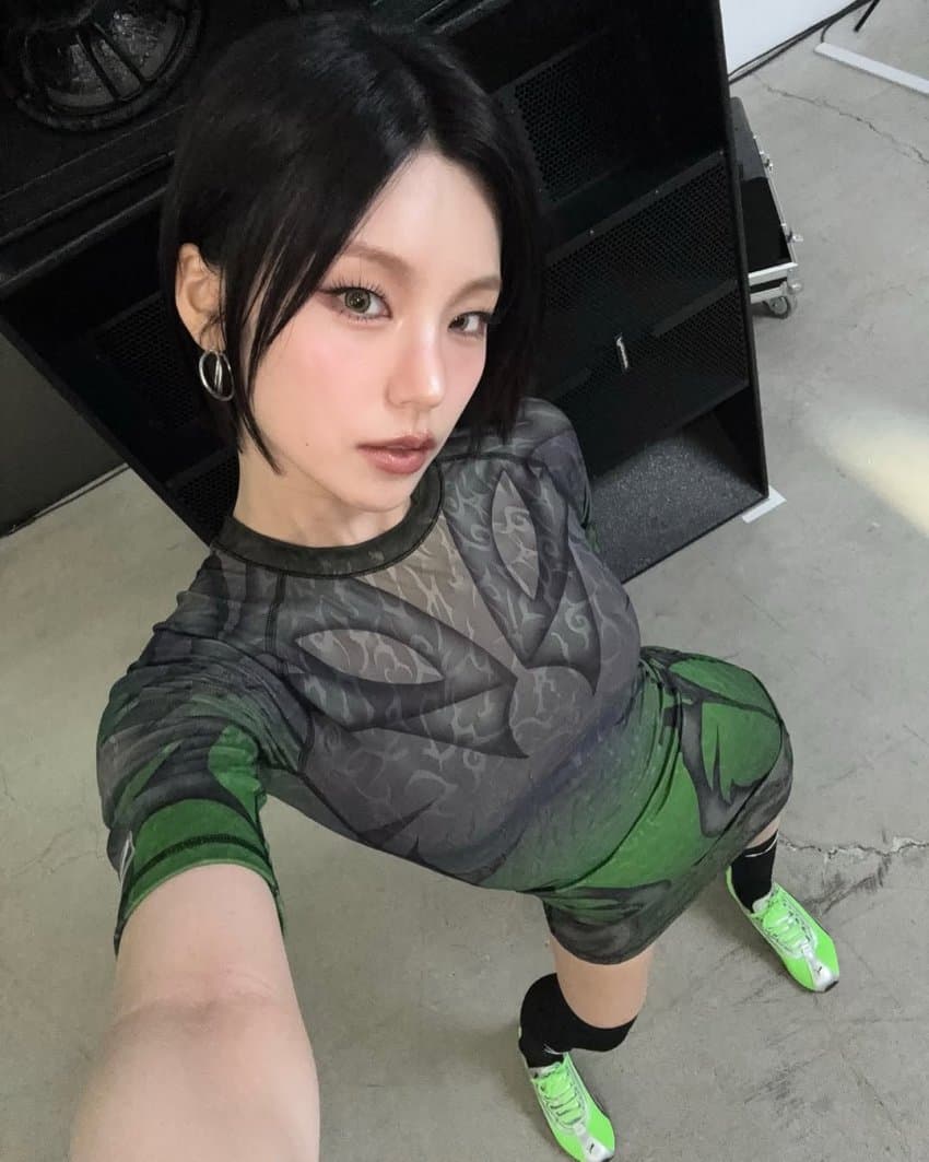 ITZY 예지 골반에 촥 달라붙는 밀착 원피스 화난 엉덩이핏