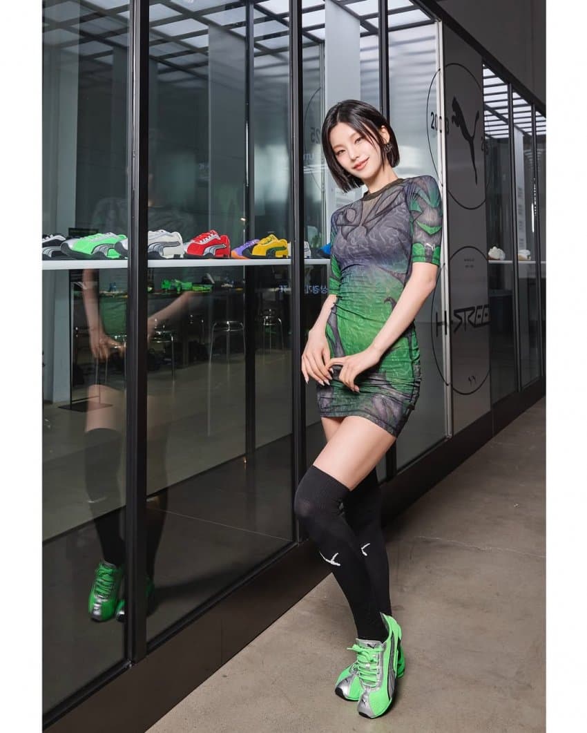 ITZY 예지 골반에 촥 달라붙는 밀착 원피스 화난 엉덩이핏
