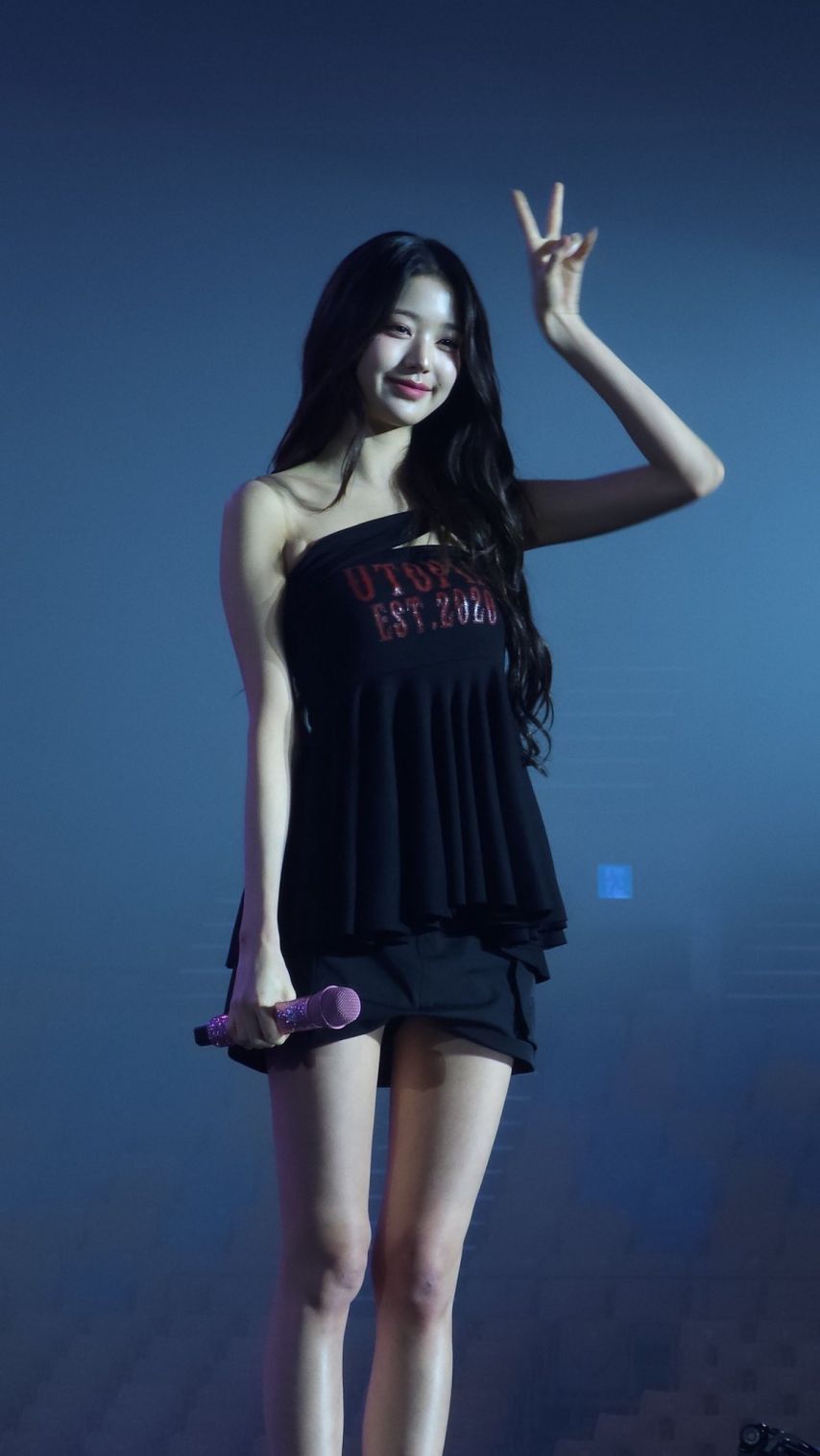 미모 기럭지 아이브 장원영 밑에서 찍은 검정초미니 각선미
