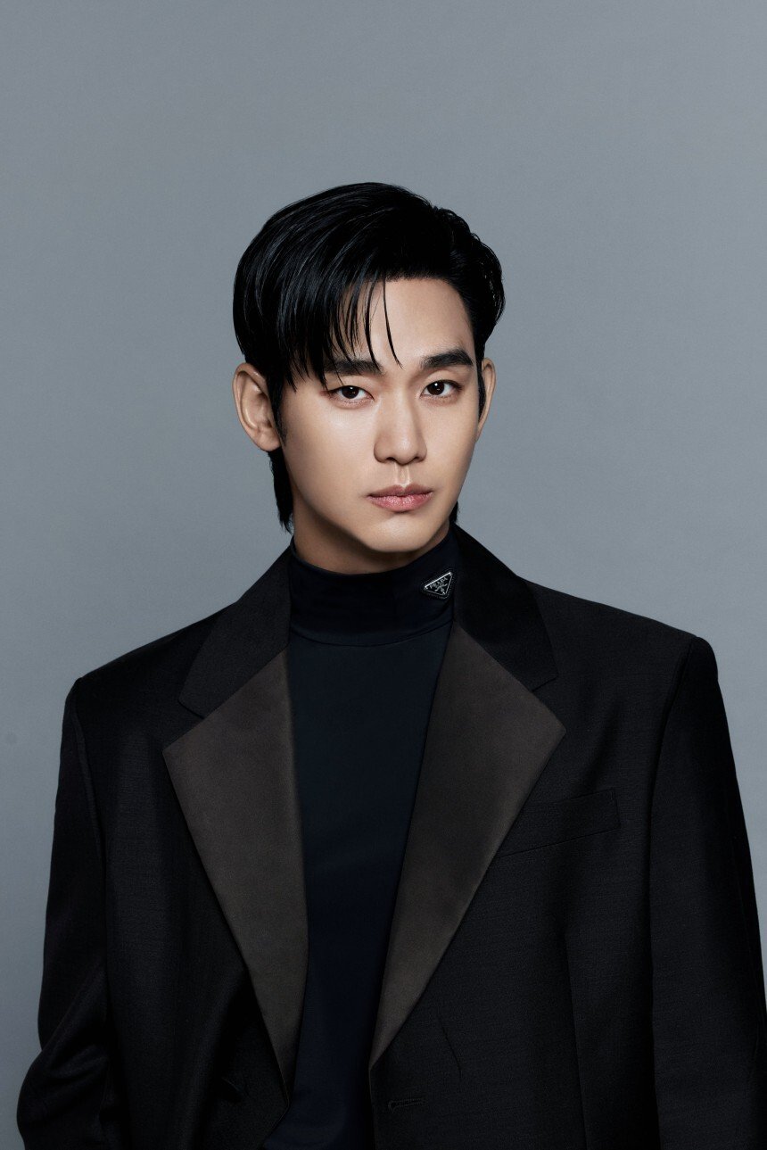 김수현을 향한 비난, 왜 ‘집단 광기’가 됐나